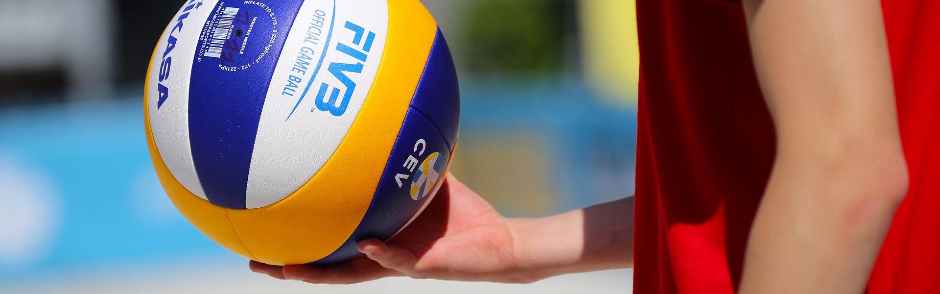 volleyballer houdt vast beachsport groningen